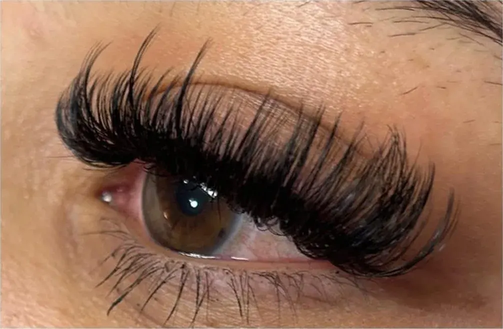 Hybrid lash extension set with soft wispy texture