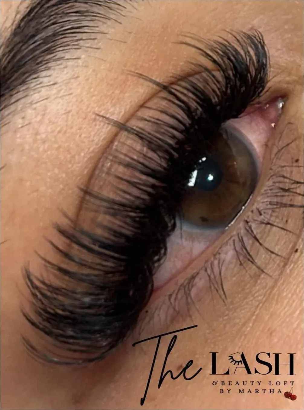 Specialty volume lash set with defined spikes