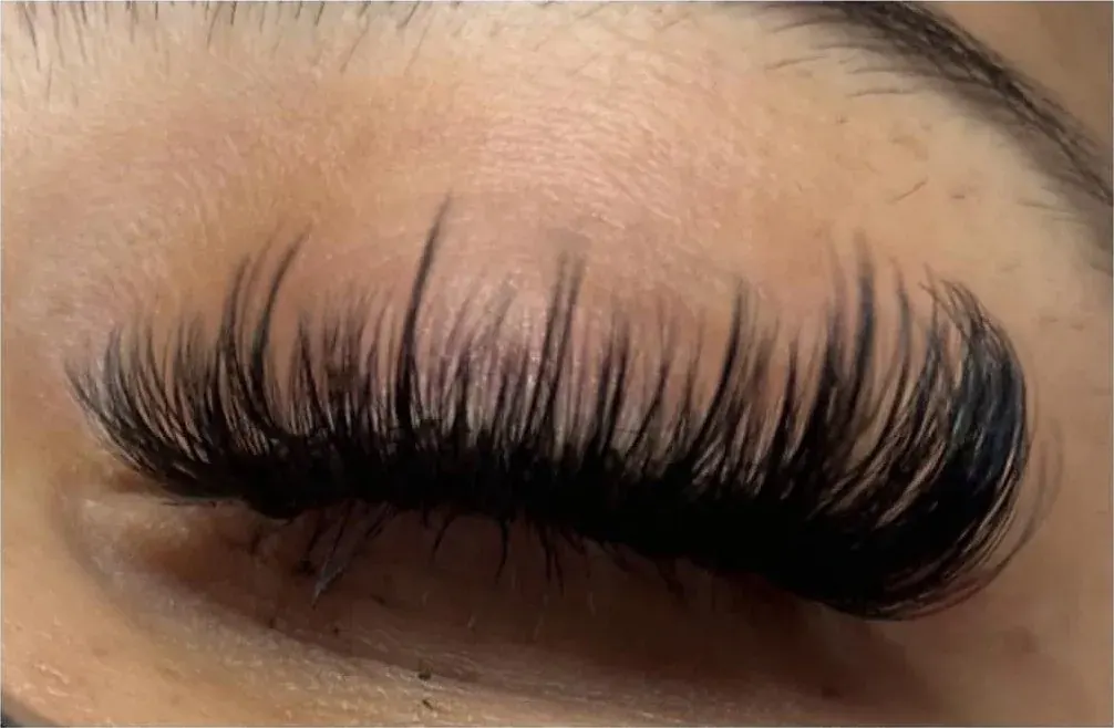 Soft volume lash set with a rounded shape